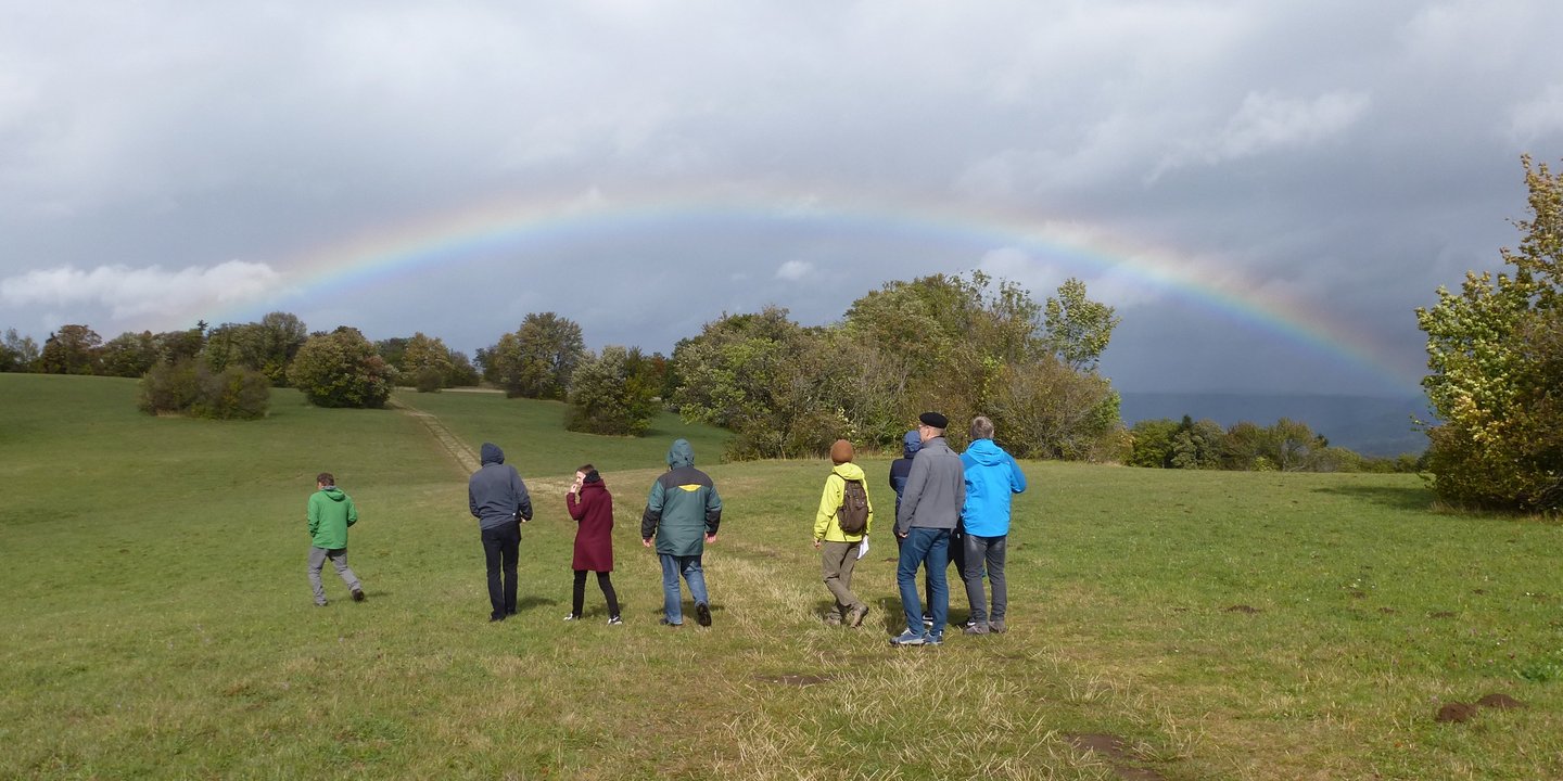 Mitglieder der AGU laufen auf Regenbogen zu
