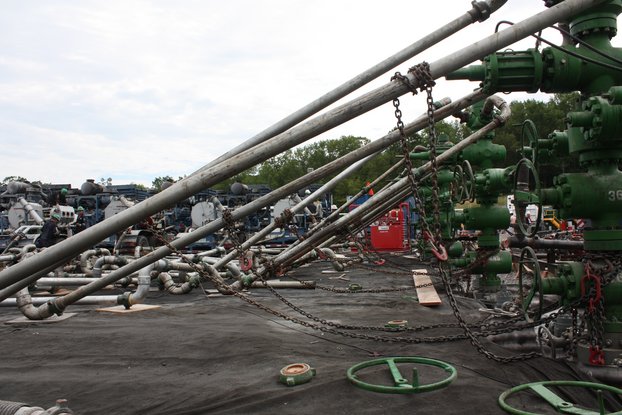 Rohrleitungen an einer Fracking-Bohrstelle in den USA