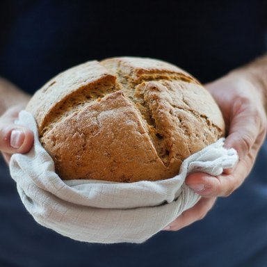 Hände halten ein Brot