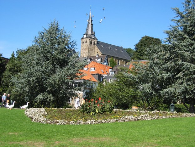 Park mit Kirche im Hintergrund