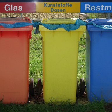 farbige Mülltonnen zur getrennten Sammlung von Abfall