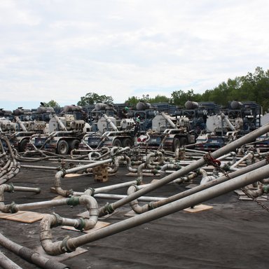 Fracking-Standort in den USA: viele Rohre führen zu Bohrlöchern