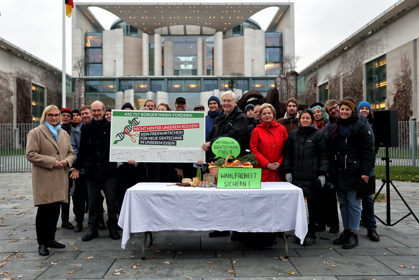 Mehrere Personen stehen vor dem Kanzleramt in Berlin und halten ein Poster hoch